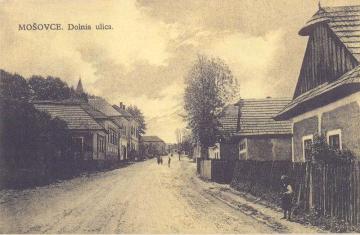 Dolná ulica. Prvý dom v pravo patril jurajovi Klaudínymu a za nim je dom gazdu Jána Bibzu. Majiteľmi posledných dvoch domov boli kováč Samuel Piecka a kolár Ondrej Piecka. Dolná ulica. Prvý dom v pravo patril jurajovi Klaudínymu a za nim je dom gazdu Jána Bibzu. Majiteľmi posledných dvoch domov boli kováč Samuel Piecka a kolár Ondrej Piecka.