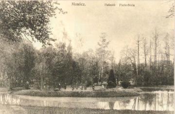 Od polovice 18. storočia bol postupne pri kaštieli dobudovaný anglický park, ktorý sa rozprestiera na ploche 16 ha. Skupiny stromov sa striedali s vodnými plochami. Roku 1800 bol v parku postavený klasicistický záhradný pavilón a roku 1913 secesný skleník Od polovice 18. storočia bol postupne pri kaštieli dobudovaný anglický park, ktorý sa rozprestiera na ploche 16 ha. Skupiny stromov sa striedali s vodnými plochami. Roku 1800 bol v parku postavený klasicistický záhradný pavilón a roku 1913 secesný skleník