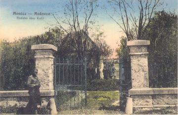 Záhrada, kde stal rodný dom Jána Kollára. Na tomto mieste sa konali 1. a 2. augusta 1893 Kollárovské slávnosti, na ktorých sa zúčastnil aj Dr. Tomáš Masaryk, neskorši prezident I. ČSR. Záhrada, kde stal rodný dom Jána Kollára. Na tomto mieste sa konali 1. a 2. augusta 1893 Kollárovské slávnosti, na ktorých sa zúčastnil aj Dr. Tomáš Masaryk, neskorši prezident I. ČSR.